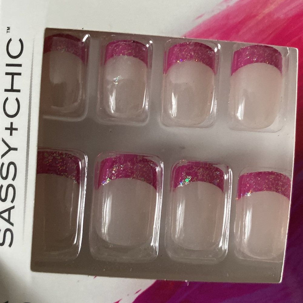 Pink and nude glittery fake nails - Picture 3 of 7